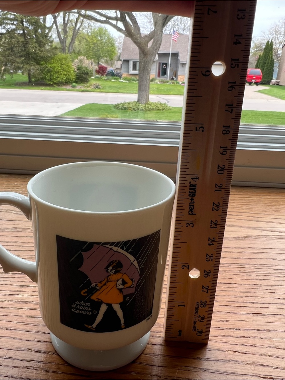 Vintage 1972 When It Rains It Pours Footed Mug - Yellow & Purple Graphic. - Picture 5 of 6